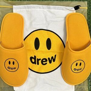 Drewhouse mascot house slippers yellow ; Size small/medium.